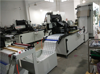 Automatic screen printing press for clothing transfer