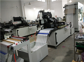 Automatic screen printing press for clothing transfer